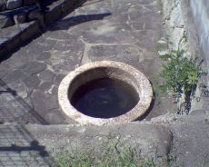 筒井の井戸に溜まる水