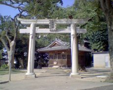 春日熊野神社の裏鳥居と拝殿
