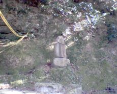 谷日吉神社境内の小石塔