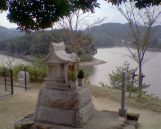 春日厳島神社の境内より見られる白水大池