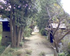 豊川稲荷九州別院最勝山東慶院の納骨堂より見られる境内南辺の路