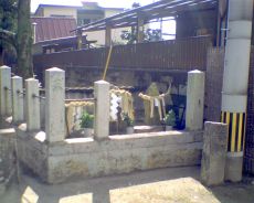 仲畑地禄神社の宮口脇の三石柱