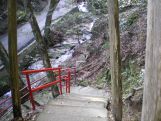 後野妙見神社の下る石段とそこから見られる清水の流れ