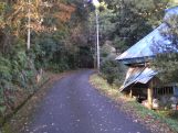 山奥の小集落の合間を通る後野妙見神社に連なる山道