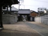 恵日山西教寺の境内から見られるその山門