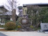 宝珠山慶傳寺の親鸞立像