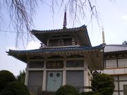 西谷山明応寺の鐘楼の脇の納骨堂