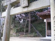 乙子神社の鳥居から見られるその本殿